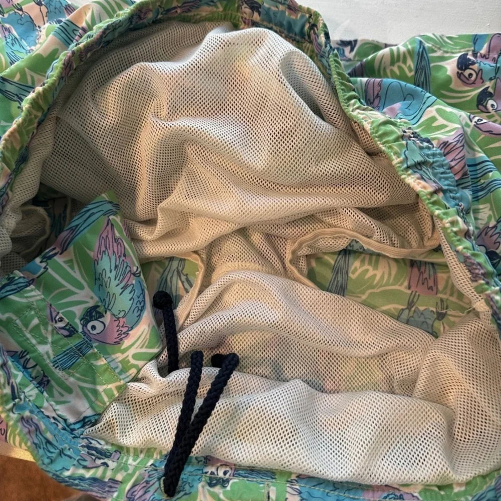 Vineyard Vines AOP Men Parrot Print Swim Trunks Size Med Board Shorts Summer